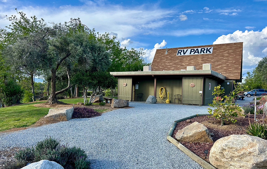 RV Park Campground - Easy Pull Through Site - Lemon Cove Village RV Park Campground